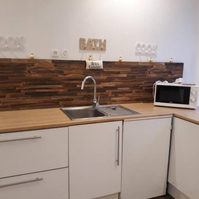 Appartement Agreable Au Centre Wifi Saint-Léonard-de-Noblat Kültér fotó
